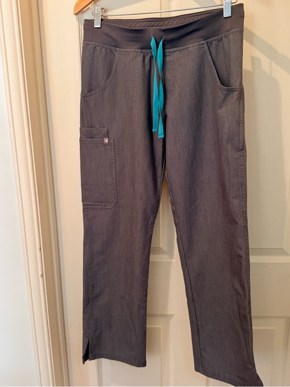 Woman's Figs Kade Cargo Scrub Heather Gray StraightLeg Drawstring pants SmPetite